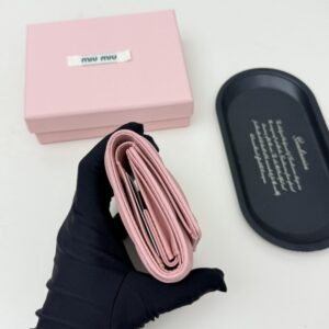 【AT6096】ミュウミュウ ラムスキンコインケース - 優雅なピンクのゴールドロゴと菱形模様 - 女性用ファッション小物 | Miu Miu