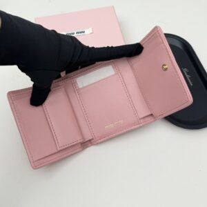 【AT6096】ミュウミュウ ラムスキンコインケース - 優雅なピンクのゴールドロゴと菱形模様 - 女性用ファッション小物 | Miu Miu