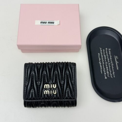 【AT6097】Miu Miu（ミュウミュウ）の贅沢な羊革財布、芸術的プリーツと花模様のデザイン | Miu Miu