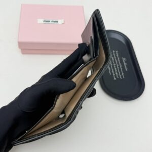 【AT6097】Miu Miu（ミュウミュウ）の贅沢な羊革財布、芸術的プリーツと花模様のデザイン | Miu Miu