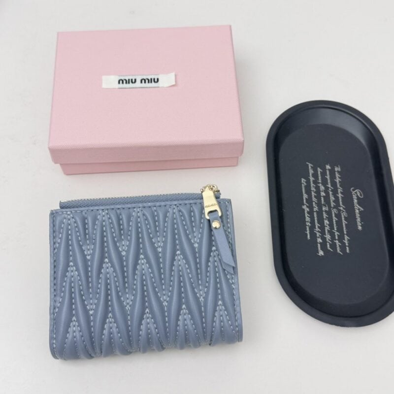 【AT6098】miumiu羊皮エンボス加工財布-贅沢な優雅さを表現 | Miu Miu