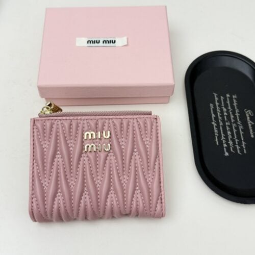 【AT6099】ミュウミュウの優雅な子羊革ダイヤ柄財布 - クラシックなファッションアプローチ | Miu Miu