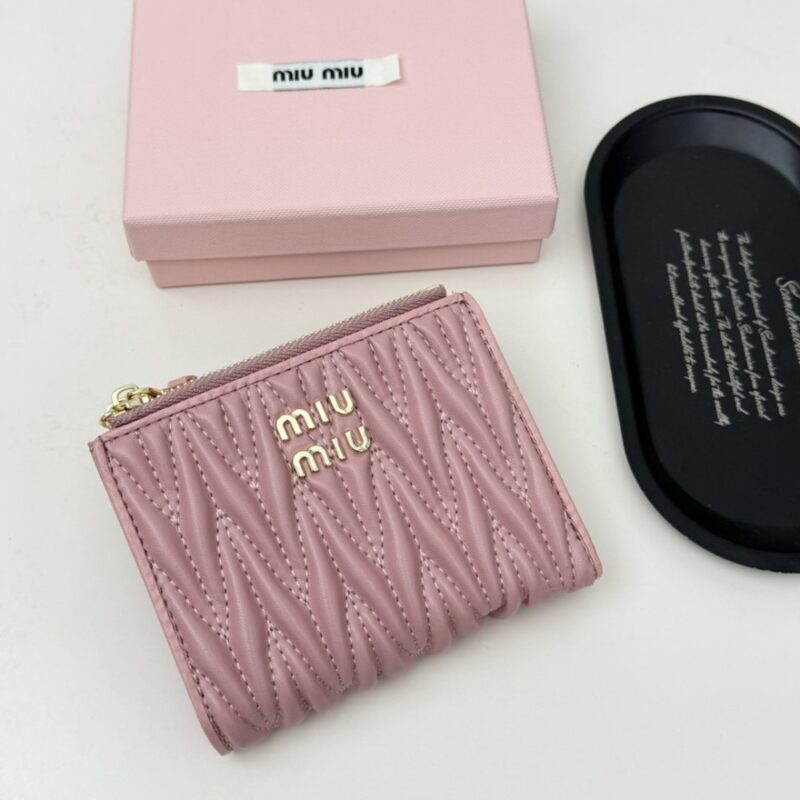 【AT6099】ミュウミュウの優雅な子羊革ダイヤ柄財布 - クラシックなファッションアプローチ | Miu Miu