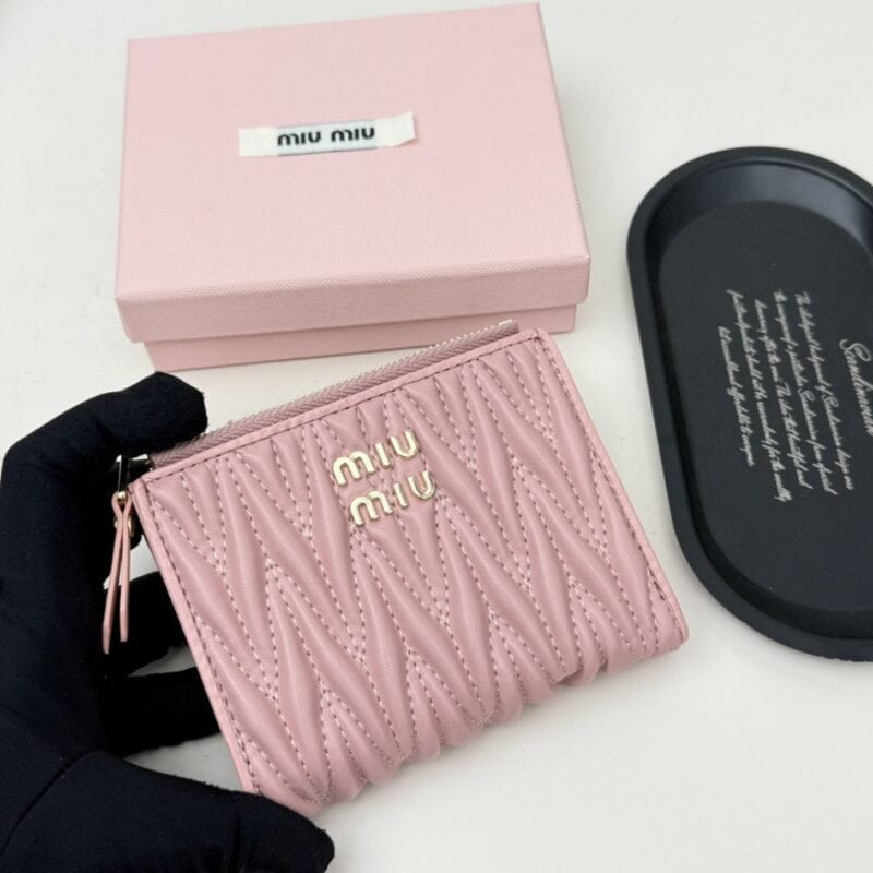 【AT6099】ミュウミュウの優雅な子羊革ダイヤ柄財布 - クラシックなファッションアプローチ | Miu Miu