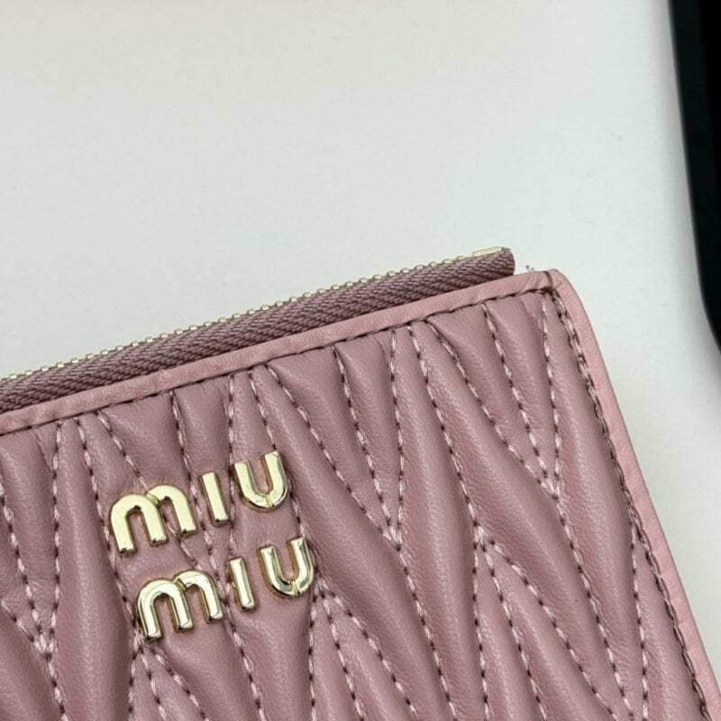 【AT6099】ミュウミュウの優雅な子羊革ダイヤ柄財布 - クラシックなファッションアプローチ | Miu Miu