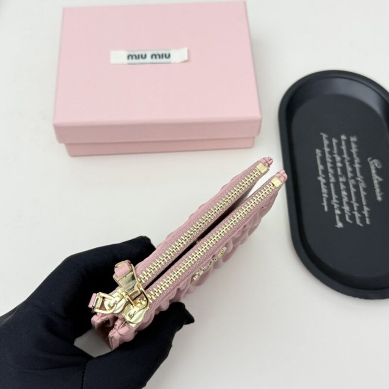 【AT6099】ミュウミュウの優雅な子羊革ダイヤ柄財布 - クラシックなファッションアプローチ | Miu Miu