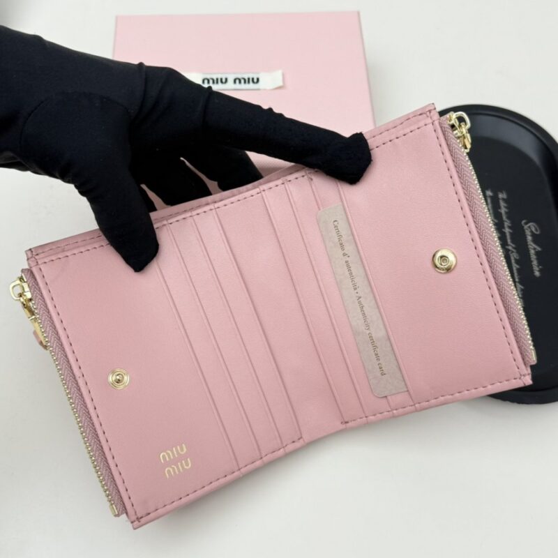 【AT6099】ミュウミュウの優雅な子羊革ダイヤ柄財布 - クラシックなファッションアプローチ | Miu Miu