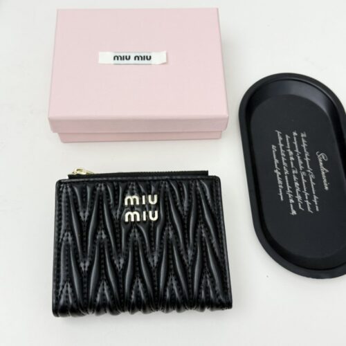 【AT6100】Miu Miuミュウミュウ ブラック羊革財布 - 高級感とエレガンスを完璧に表現！ | Miu Miu
