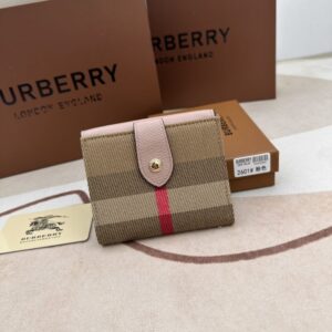 【AT6131】バーバリーのクラシックなチェック柄財布 - ピンクの革とゴールドディテール | Burberry London
