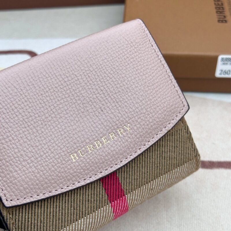 【AT6131】バーバリーのクラシックなチェック柄財布 - ピンクの革とゴールドディテール | Burberry London