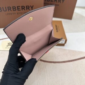 【AT6131】バーバリーのクラシックなチェック柄財布 - ピンクの革とゴールドディテール | Burberry London