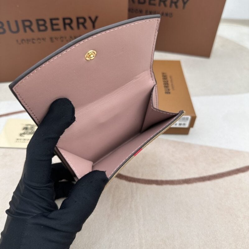 【AT6131】バーバリーのクラシックなチェック柄財布 - ピンクの革とゴールドディテール | Burberry London