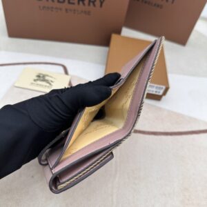 【AT6131】バーバリーのクラシックなチェック柄財布 - ピンクの革とゴールドディテール | Burberry London