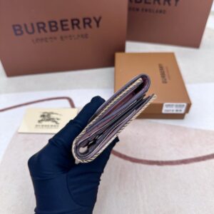 【AT6131】バーバリーのクラシックなチェック柄財布 - ピンクの革とゴールドディテール | Burberry London
