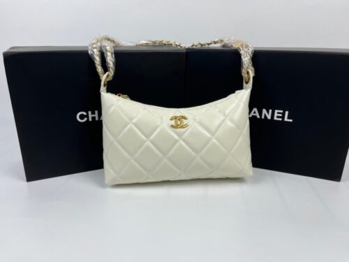 【AT6136】シャネルの優雅なクリーム色ダム・ドゥリエンヌバッグ | Chanel