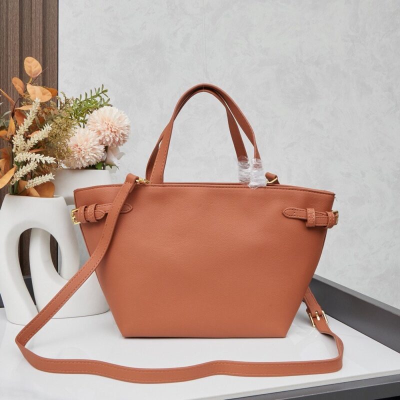 【AT6142】CELINE（セリーヌ）スーパーチョートートバッグ - 都会の女性に贈る上品で優雅なアート作品 | Celine Paris