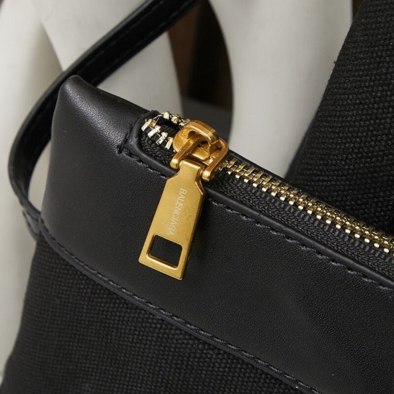 【AT6145】バレンシアガのブラックキャンバストートバッグ - 都市のエレガンスと実用性が融合 | Balenciaga