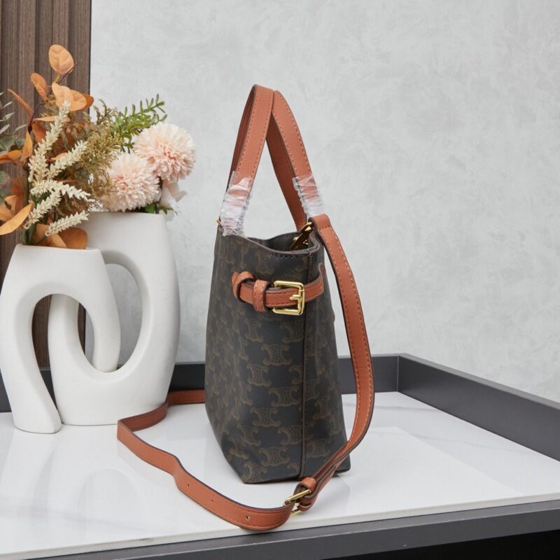【AT6146】トリオンフ・シリーズの優雅なアートデザイントートバッグ | Celine