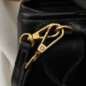 【AT6147】Balenciagaバレンシアガの小型ブラックレザートートバッグ、都会の洗練と実用主義を融合した高級ファッションアイテム | Balenciaga