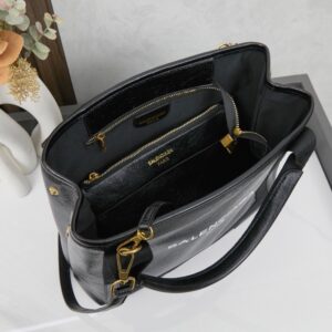 【AT6147】Balenciagaバレンシアガの小型ブラックレザートートバッグ、都会の洗練と実用主義を融合した高級ファッションアイテム | Balenciaga