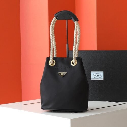 【AT6153】プラダの高級レニュロン素材バケットバッグ、上質なカーフレザー使用 | Prada Italy