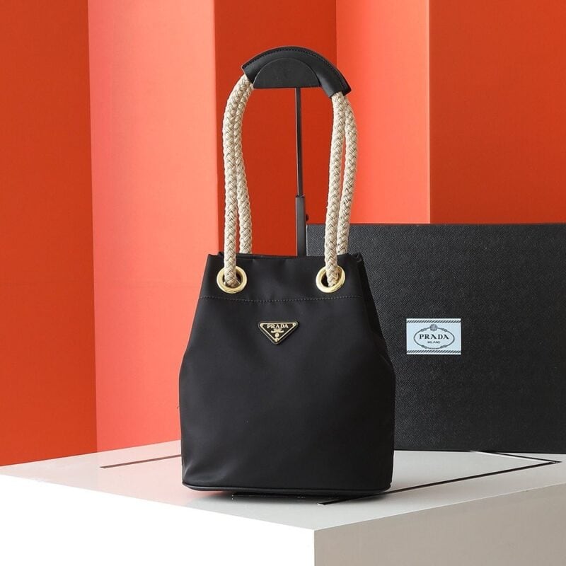 【AT6153】プラダの高級レニュロン素材バケットバッグ、上質なカーフレザー使用 | Prada Italy
