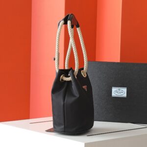 【AT6153】プラダの高級レニュロン素材バケットバッグ、上質なカーフレザー使用 | Prada Italy