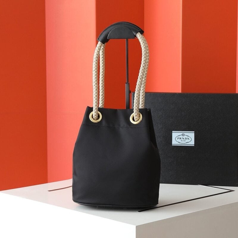 【AT6153】プラダの高級レニュロン素材バケットバッグ、上質なカーフレザー使用 | Prada Italy