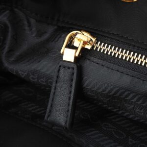 【AT6153】プラダの高級レニュロン素材バケットバッグ、上質なカーフレザー使用 | Prada Italy