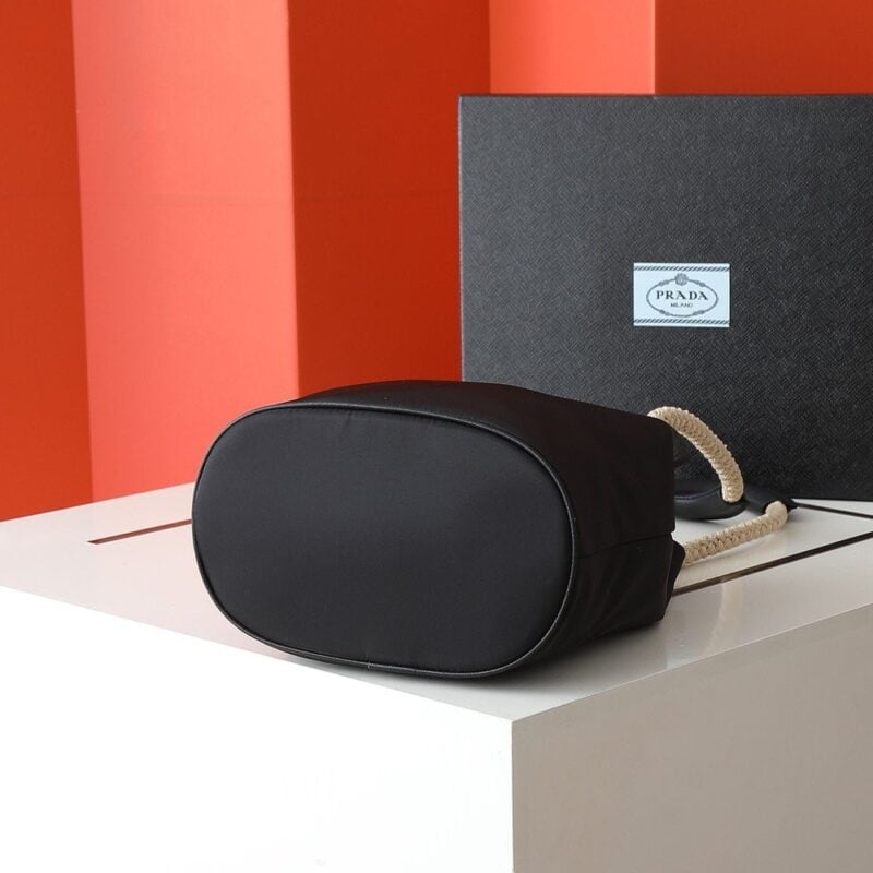 【AT6153】プラダの高級レニュロン素材バケットバッグ、上質なカーフレザー使用 | Prada Italy