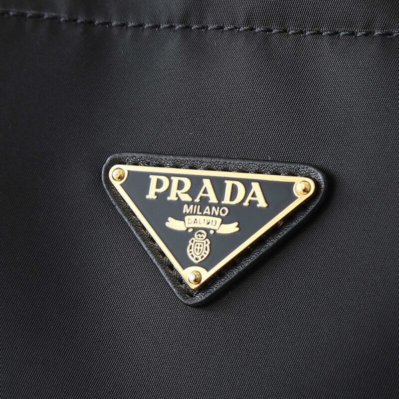 【AT6153】プラダの高級レニュロン素材バケットバッグ、上質なカーフレザー使用 | Prada Italy