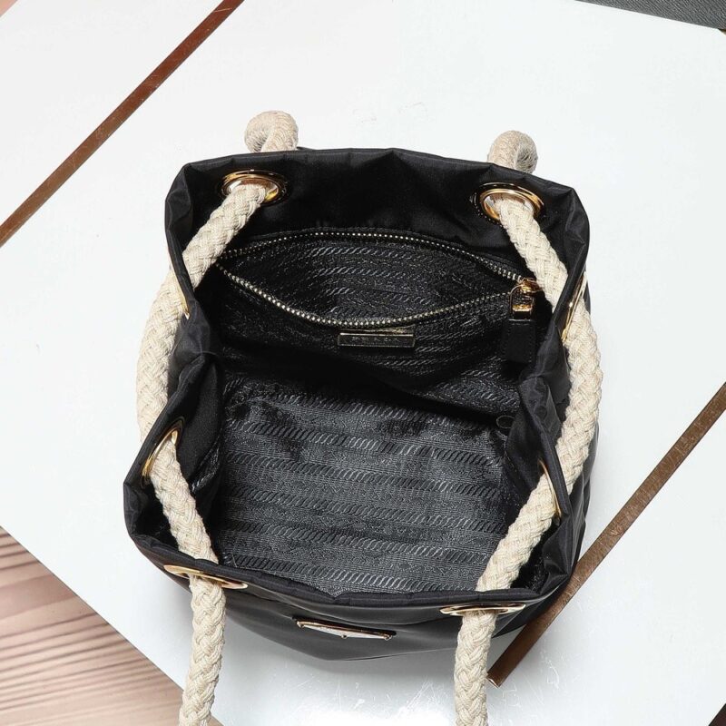 【AT6153】プラダの高級レニュロン素材バケットバッグ、上質なカーフレザー使用 | Prada Italy