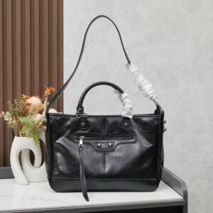 【AT6154】都市と個性を表現するヴィンテージ風ブラックモーターサイクルバッグ | Balenciaga
