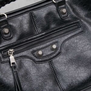【AT6154】都市と個性を表現するヴィンテージ風ブラックモーターサイクルバッグ | Balenciaga