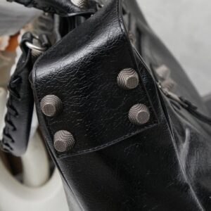 【AT6154】都市と個性を表現するヴィンテージ風ブラックモーターサイクルバッグ | Balenciaga