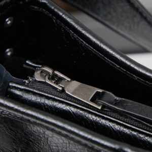 【AT6154】都市と個性を表現するヴィンテージ風ブラックモーターサイクルバッグ | Balenciaga