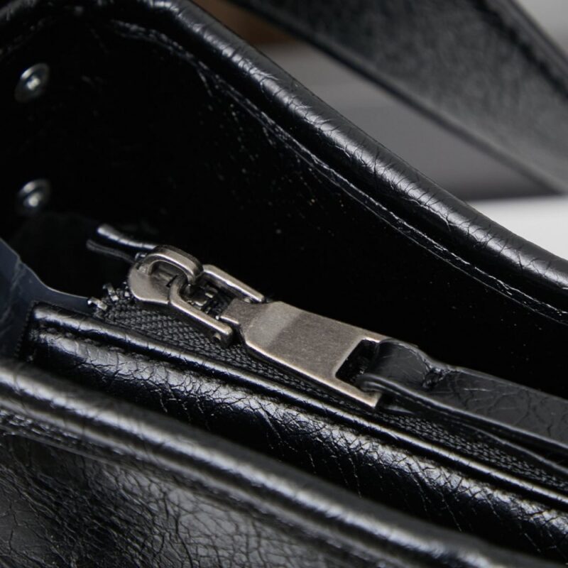 【AT6154】都市と個性を表現するヴィンテージ風ブラックモーターサイクルバッグ | Balenciaga