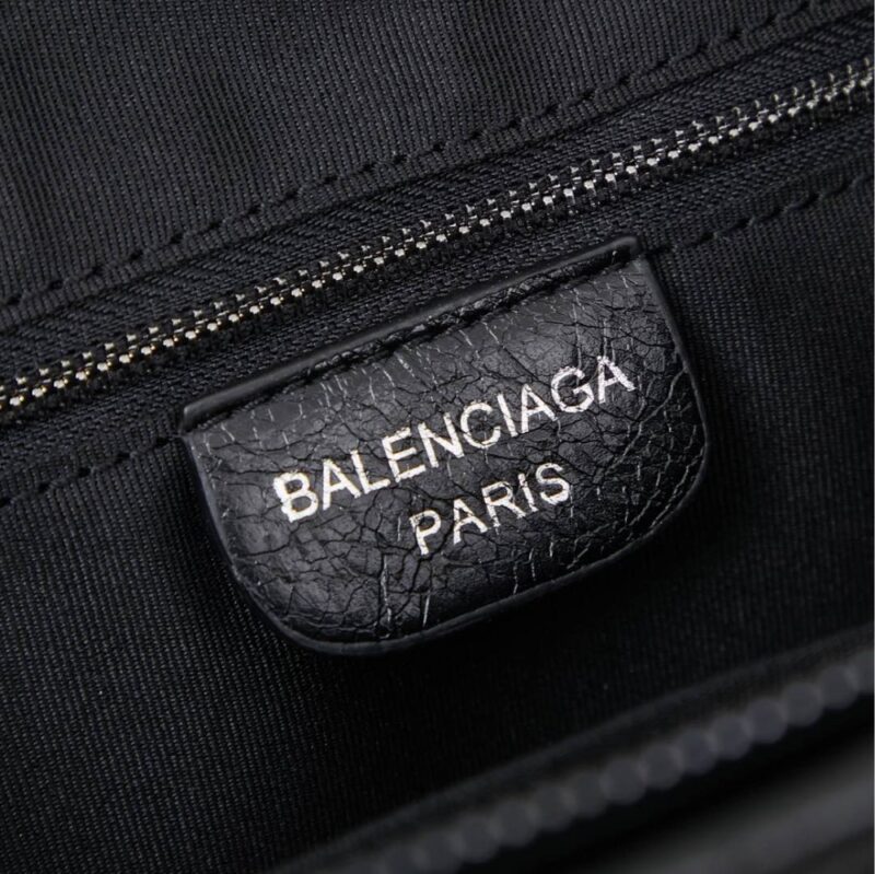 【AT6154】都市と個性を表現するヴィンテージ風ブラックモーターサイクルバッグ | Balenciaga
