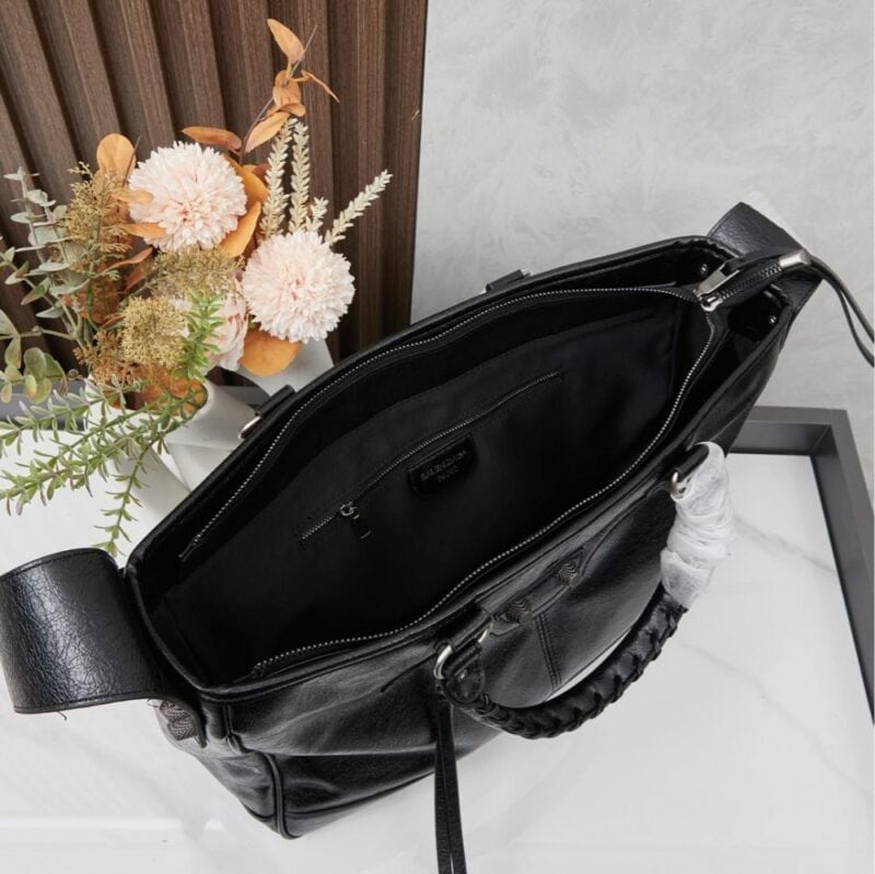 【AT6154】都市と個性を表現するヴィンテージ風ブラックモーターサイクルバッグ | Balenciaga