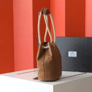 【AT6158】Pradaの新作Re-Nylonバケットバッグ - 贅沢なナイロンとカーフスキン素材の優雅なファッションアイテム | Prada