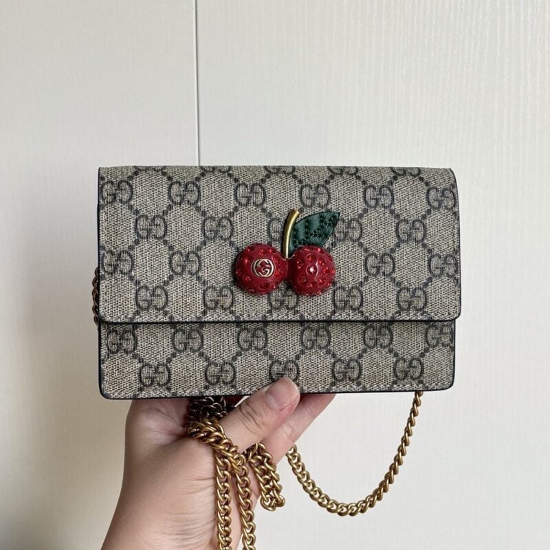 【AT6199】グッチ GGプリントチェーンバッグ：チェリーデザインが特徴のエレガントなバッグ | Gucci