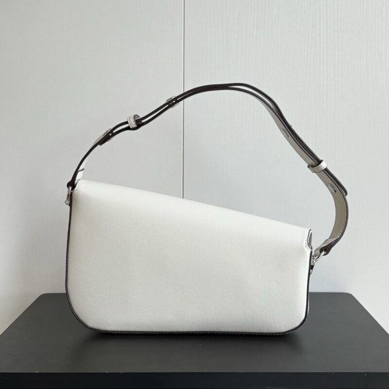 【AT6202】プラダPradaの白い馬具イタリアンレザーサドルバッグ | Gucci
