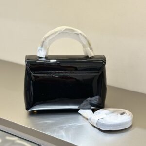 【AT6209】セリーヌのTeen Triompheコレクション：都会のファッションセンスを表現する黒いエナメルバッグ | Celine Paris