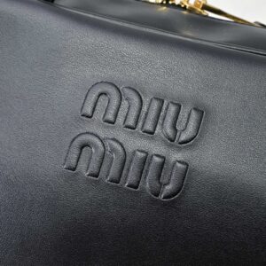 【AT6255】ミュウミュウクラシックブリーフケース - 都会の女性のためのエレガントな贅沢体験 | Miu Miu