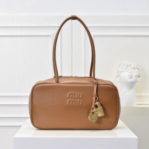 【AT6256】Miu Miu（ミュウミュウ）のキャメルカラー牛革書類バッグ | Miu Miu