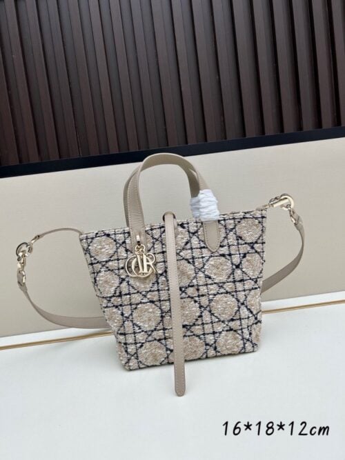 【AT6260】ディオール トゥジュール縦型ハンドバッグ、詩情画意のファッションアート | Dior