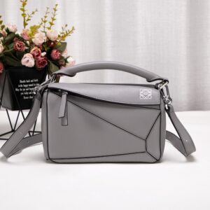 【AT6277】Loewe（ロエベ）幾何学的なグレーレザーショルダーバッグ | Loewe Madrid