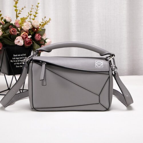 【AT6277】Loewe（ロエベ）幾何学的なグレーレザーショルダーバッグ | Loewe Madrid