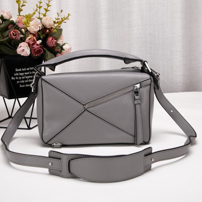 【AT6277】Loewe（ロエベ）幾何学的なグレーレザーショルダーバッグ | Loewe Madrid