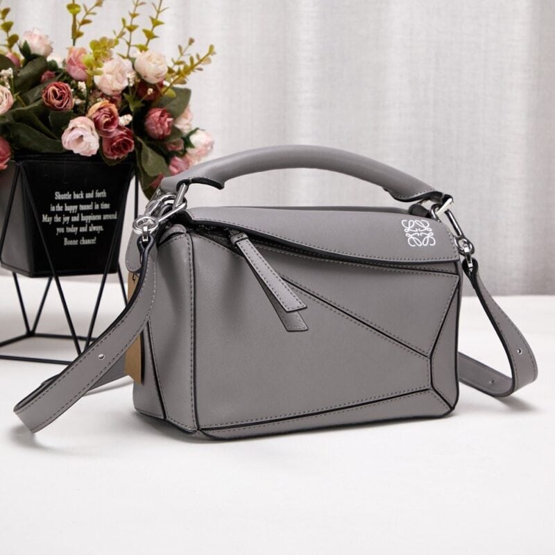 【AT6277】Loewe（ロエベ）幾何学的なグレーレザーショルダーバッグ | Loewe Madrid